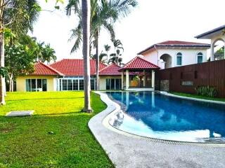 Spacious 4-bedroom poolvilla with large garden