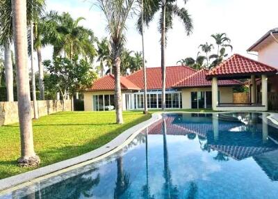 Spacious 4-bedroom poolvilla with large garden
