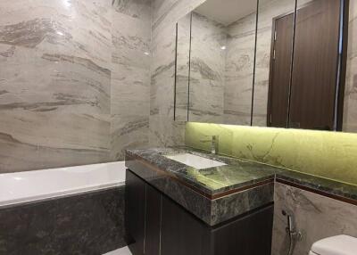 Modern bathroom with marble finishes and ample lighting