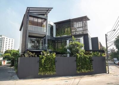 House with pool in Phrakhanong