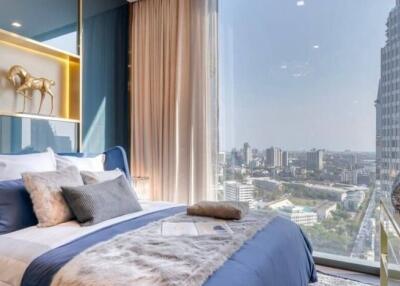 Luxurious modern bedroom with panoramic city view