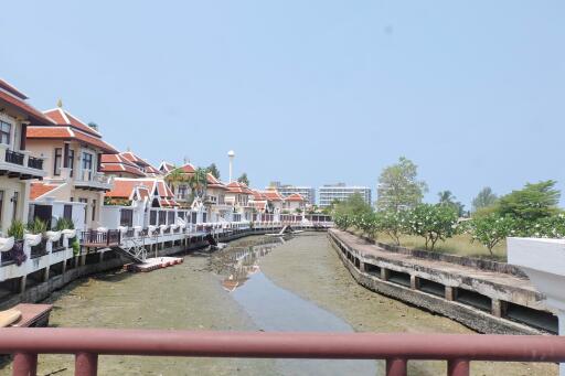 บ้านหลังนี้มี 3 ห้องนอน  อยู่ในโครงการชื่อ View Talay Marina Na Jomtien  ตั้งอยู่ที่ นา