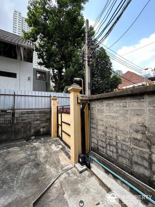 992 m² Land for Sale at Khlong Ton Sai