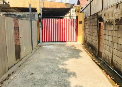 992 m² Land for Sale at Khlong Ton Sai