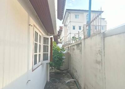 4-BR House near BTS Surasak