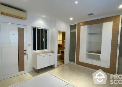 5-BR Townhouse in Chong Nonsi