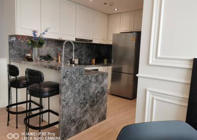 Modern kitchen with granite countertops and breakfast bar