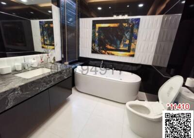 Modern bathroom with artistic elements and luxury finishes