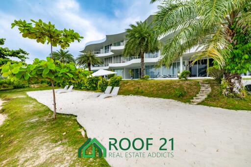 For Sale!! Luxurious Condos by the Sea. Beach front setting perfect for those seeking a peaceful life 2 Bedroom 186 Sqm. / P-0142K