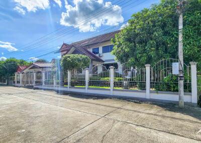 7 Bedroom Family Home In San Sai Near Mae Jo University