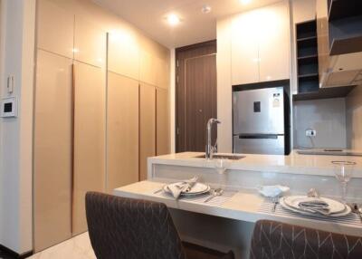 Modern compact kitchen with integrated dining area