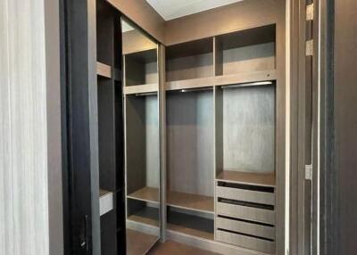 Spacious bedroom closet with modern design