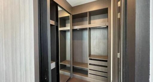 Spacious bedroom closet with modern design