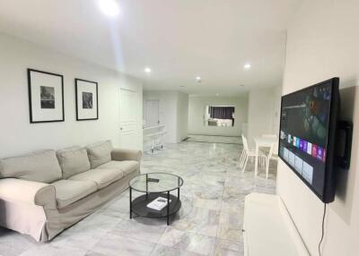 3 bed Condo in The Waterford Park Sukhumvit 53 Khlong Tan Nuea Sub District C020940