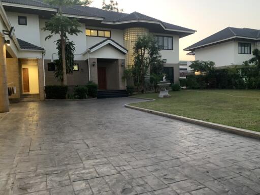 Private pool house in phrakanong