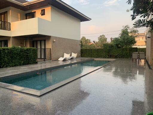 Private pool house in phrakanong