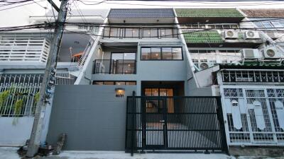 LOFT TOWNHOME EKKAMAI 22