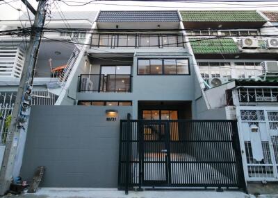 LOFT TOWNHOME EKKAMAI 22