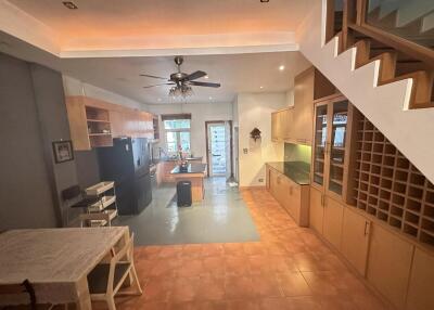 Townhouse for rent in Ekkamai Soi 10