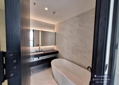 Modern bathroom with luxurious bathtub and elegant vanity