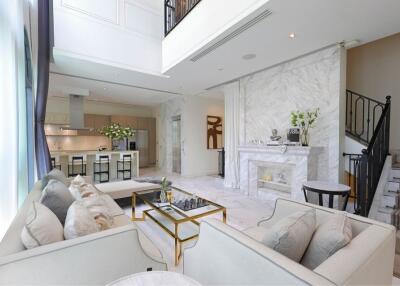 Spacious and modern living room with open kitchen and high ceilings