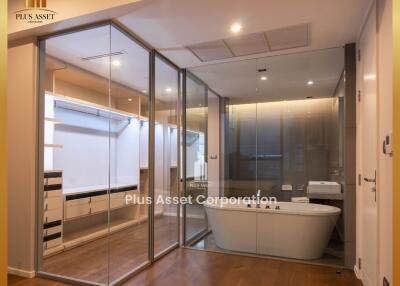 Modern bedroom with walk-in closet and luxurious en-suite bathroom