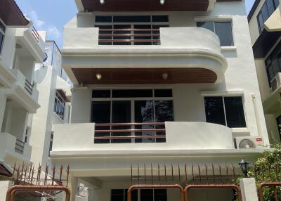 Single house in Townhome style on Sukhumvit soi 31 Yak 2