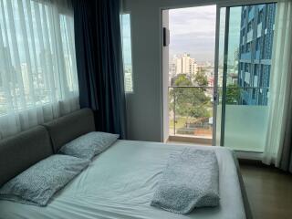 Bright and modern bedroom with city view