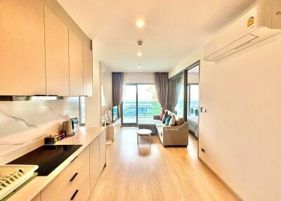 Modern living space with integrated kitchen and comfortable lounge area