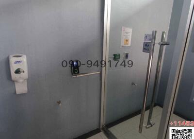 Secure building entrance with access control system