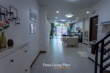 Spacious and Modern Living Room with Natural Lighting