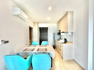 Modern and bright living space with dining and kitchen area