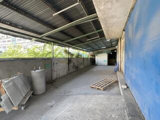 Spacious semi-covered storage area with potential for conversion