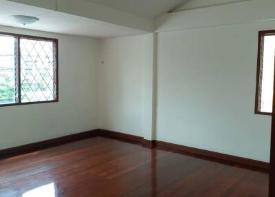 Commercial Space/Office, 550sqm, Lad Phrao Soi 33, Lad Phrao