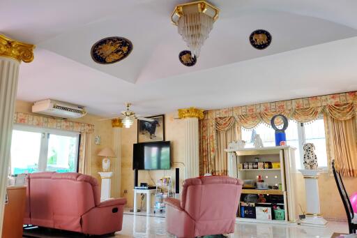 4 bedroom House in Oasis Park Villas Pattaya