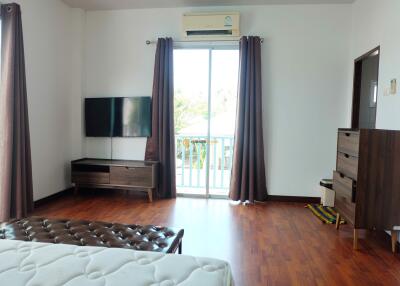 บ้านหลังนี้มี 3 ห้องนอน  อยู่ในโครงการชื่อ Pranchan Resort  ตั้งอยู่ที่