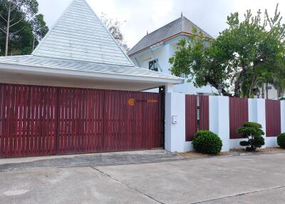 บ้านหลังนี้มี 3 ห้องนอน  อยู่ในโครงการชื่อ Pranchan Resort  ตั้งอยู่ที่