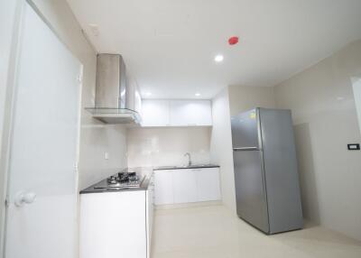 Newly renovated 3-bedroom condo for sale on Phrom Phong