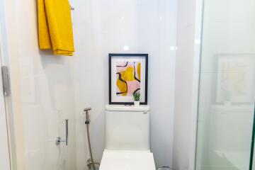 Modern bathroom with decorative elements