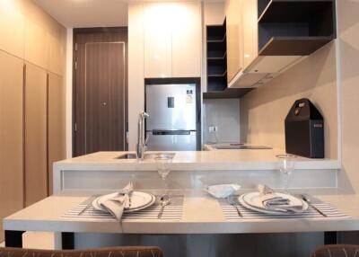 Modern kitchen with breakfast bar and open shelving