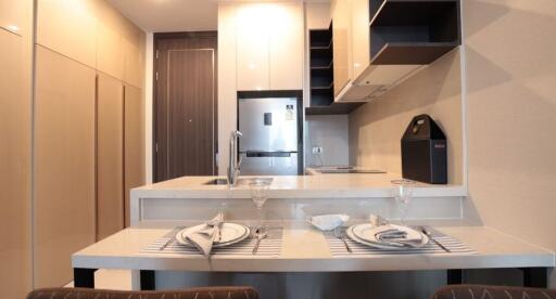 Modern kitchen with breakfast bar and open shelving