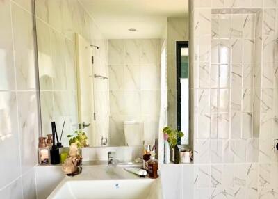 Modern and bright bathroom with marble detailing