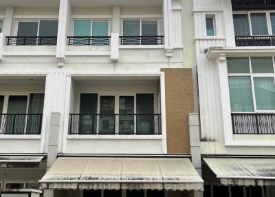 82 Sqm., 3 Beds, 2 Baths Townhouse listed for ฿ 12,600,000.