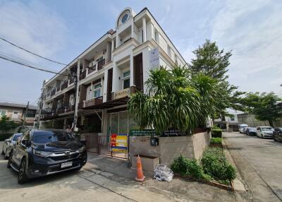 118 Sqm., 3 Beds, 2 Baths Townhouse listed for ฿ 7,140,000.