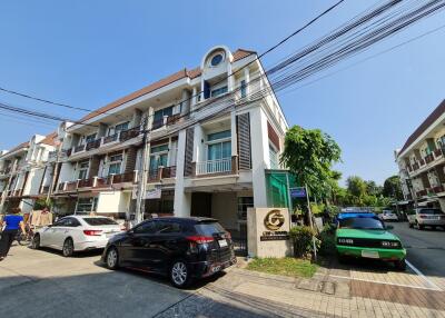 94 Sqm., 3 Beds, 2 Baths Townhouse listed for ฿ 5,565,000.