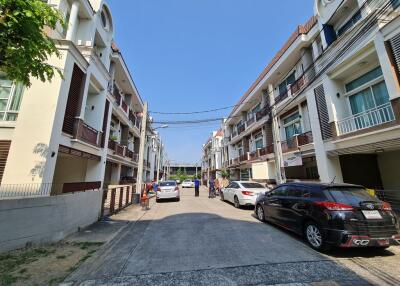 94 Sqm., 3 Beds, 2 Baths Townhouse listed for ฿ 5,565,000.