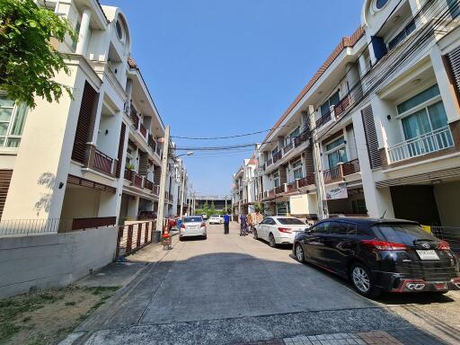 94 Sqm., 3 Beds, 2 Baths Townhouse listed for ฿ 5,565,000.