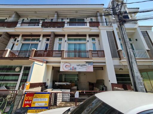 94 Sqm., 3 Beds, 2 Baths Townhouse listed for ฿ 5,565,000.