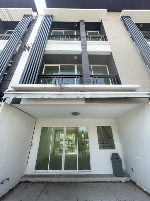 74 Sqm., 3 Beds, 2 Baths Townhouse listed for ฿ 5,460,000.
