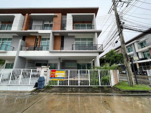 97 Sqm., 3 Beds, 2 Baths Townhouse listed for ฿ 5,250,000.
